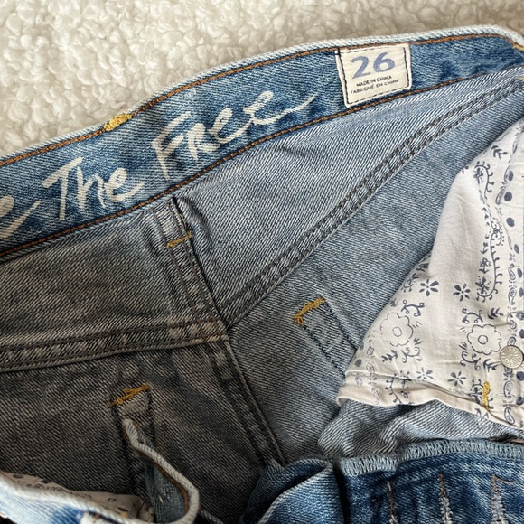 Distressed Cut off denim shorts / California closet staple! - Picture 2 of 4